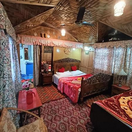 ホテル New Minar Group Of Houseboats Srīnagar エクステリア 写真