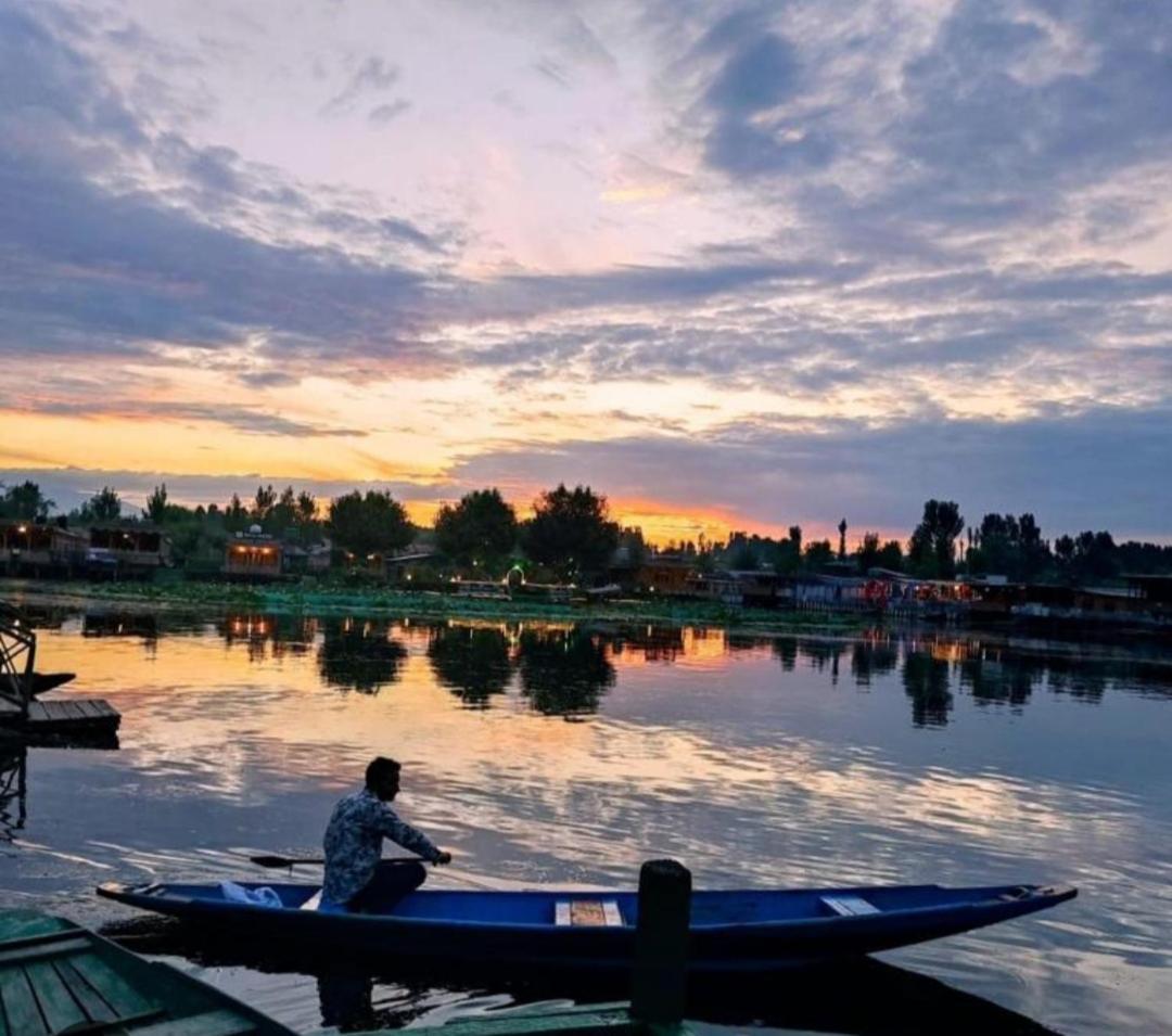 ホテル New Minar Group Of Houseboats Srīnagar エクステリア 写真