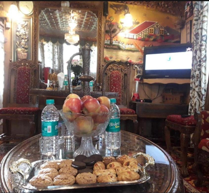 ホテル New Minar Group Of Houseboats Srīnagar エクステリア 写真