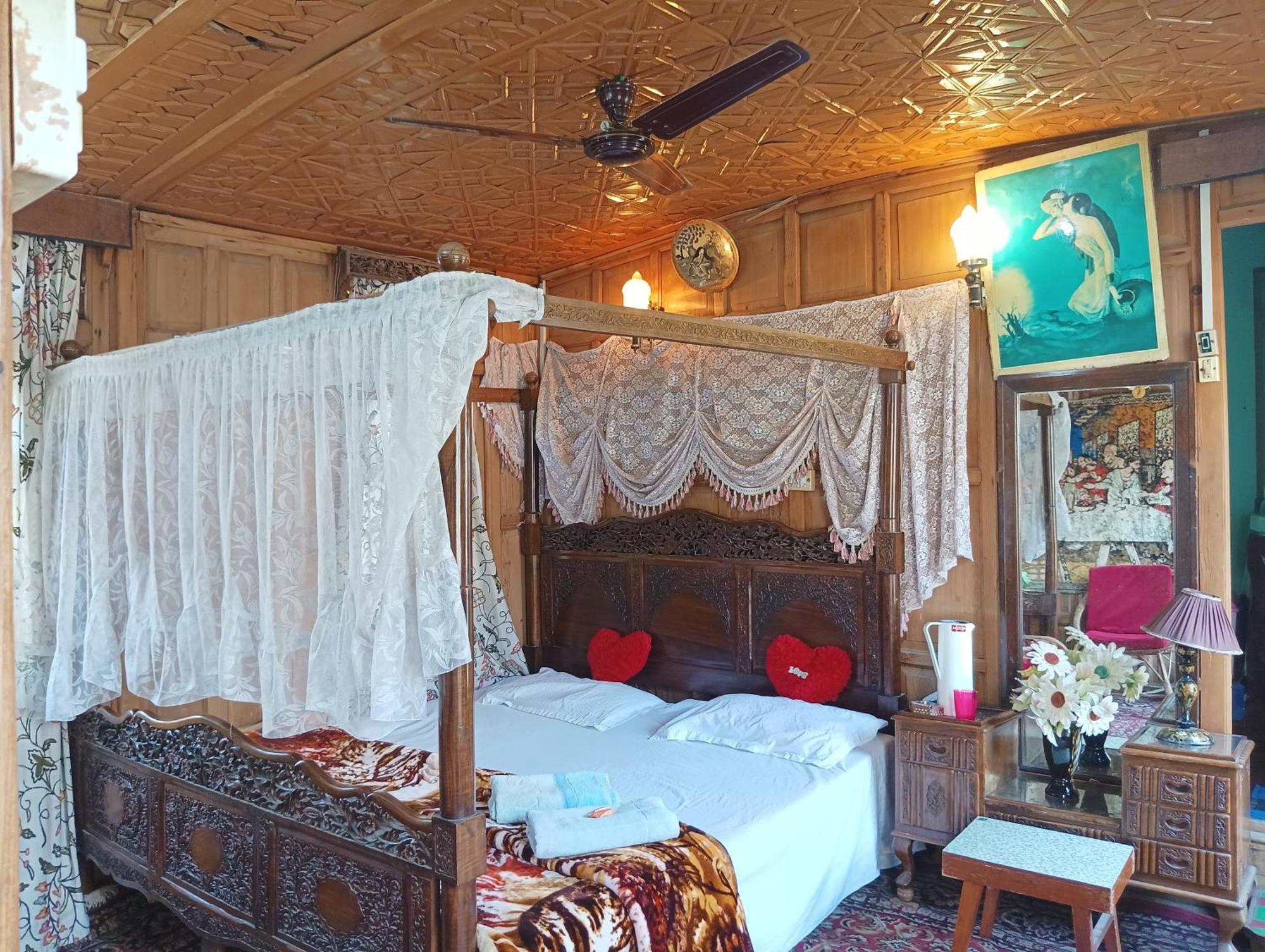 ホテル New Minar Group Of Houseboats Srīnagar エクステリア 写真