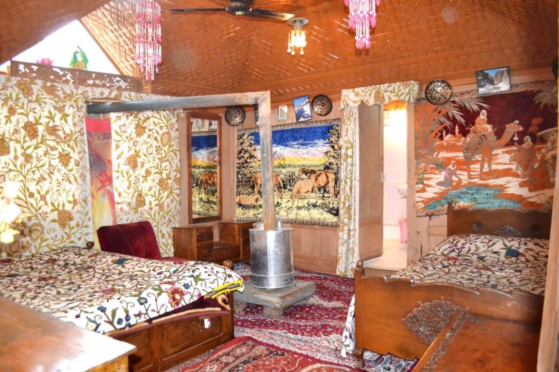 ホテル New Minar Group Of Houseboats Srīnagar 部屋 写真